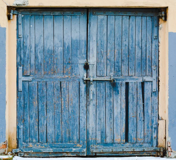 Vieilles grandes portes en bois peintes en bleu — Photo