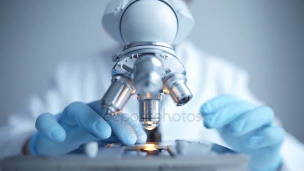 Zbliżenie na badanie próbki do badań pod mikroskopem — Wideo stockowe