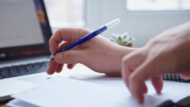 Dizüstü bilgisayarda çalışan adam ahşap masanın üzerine yerleştirilen