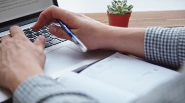 Dizüstü bilgisayarda çalışan adam ahşap masanın üzerine yerleştirilen