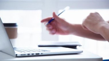 Dizüstü bilgisayarda çalışan adam ahşap masanın üzerine yerleştirilen