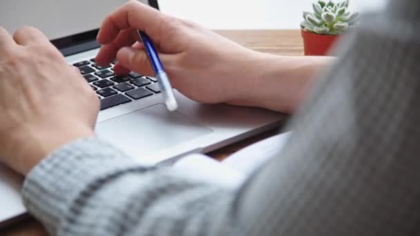 Homme travaillant sur un ordinateur portable placé sur un bureau en bois — Video