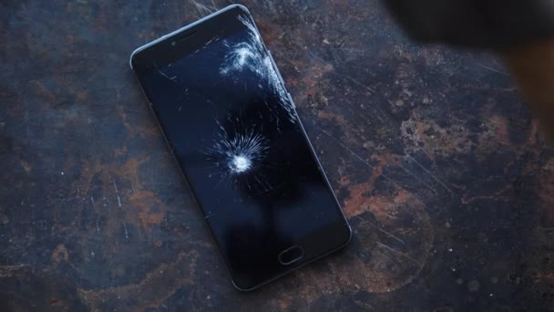 Grote moderne smartphone met gebroken scherm puin — Stockvideo
