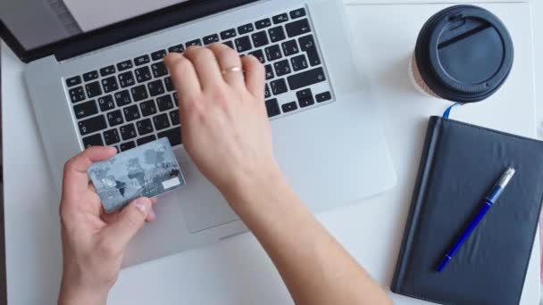 Man aan het werk op laptop geplaatst op witte Bureau — Stockvideo