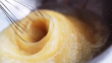 Chef malzemeler hamur için bir çırpma teli ile karıştırın
