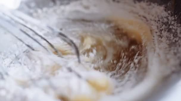 Chef mexa com um batedor os ingredientes para a massa — Vídeo de Stock
