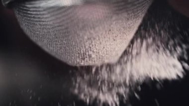 Eller üzerinde parça pasta pudra şekeri ekleyerek Cook