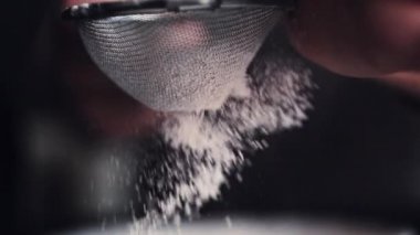 Eller üzerinde parça pasta pudra şekeri ekleyerek Cook
