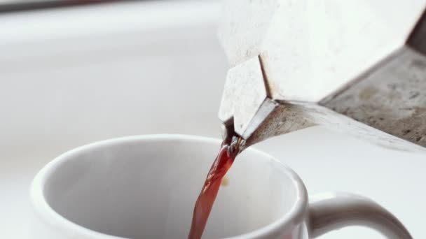 Koffie giet in kopje van geiser koffiezetapparaat — Stockvideo