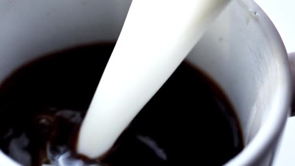 Leite sendo derramado em café — Vídeo de Stock