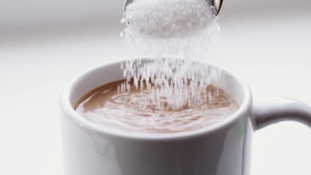 Sucre versé dans le café 