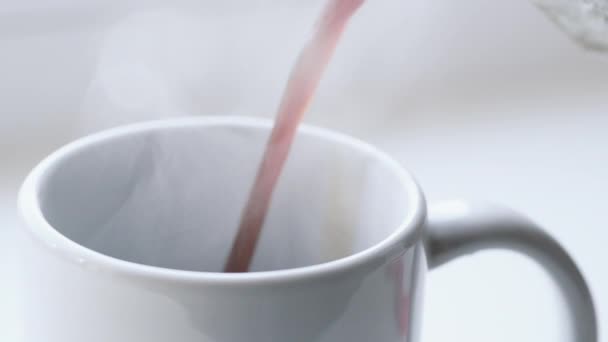 Café verter en la taza de la cafetera géiser — Vídeo de stock