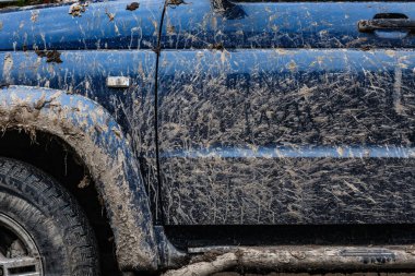 Kirli arabanın yan görünümü