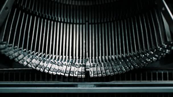 Detalhe das letras metálicas da máquina de escrever vintage — Vídeo de Stock