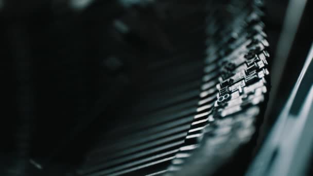 Détail de la machine à écrire vintage lettres métalliques 