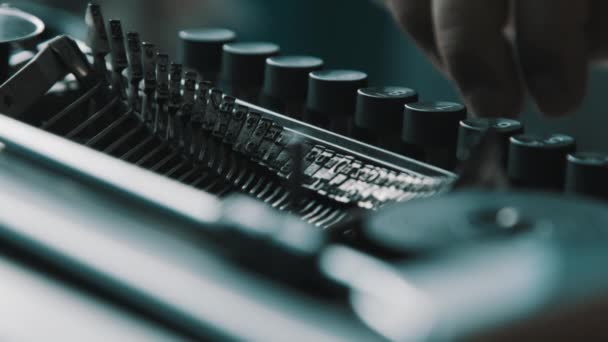 Dactylographie avec machine à écrire rétro .