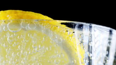 Maden suyu limon dilimi.