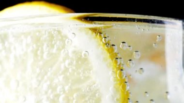 Maden suyu limon dilimi.