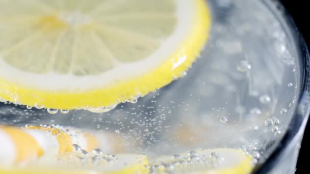 Zitronenscheibe in Sodawasser. — Stockvideo