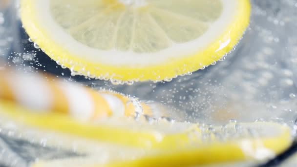 Lemon slice in soda water. — Stock Video