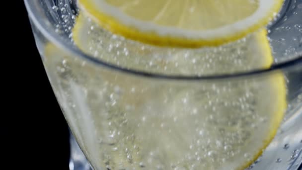 Lemon slice in soda water. — Stock Video