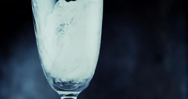 Очки с пузырьками шампанского на тёмном фоне — стоковое видео