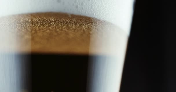 Bier wordt gegoten in glas. — Stockvideo