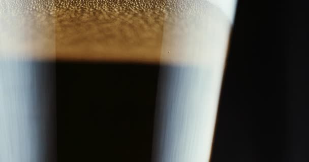 Bier wordt gegoten in glas. — Stockvideo