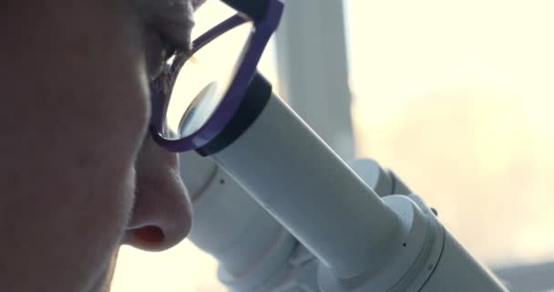 Ženské vědec při pohledu přes mikroskop — Stock video