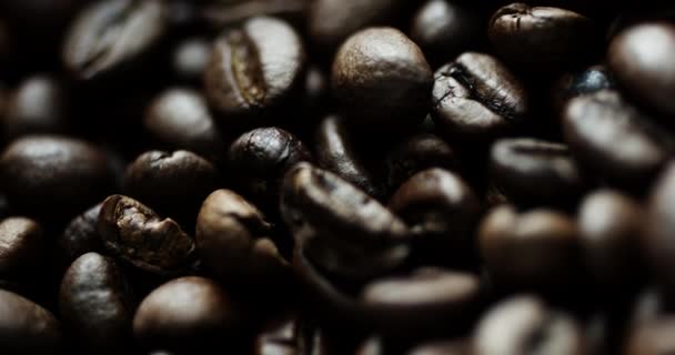 Disparo en cámara lenta de granos de café — Vídeo de stock