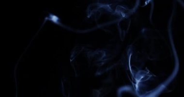 Yavaş yavaş siyah arka plan karşı uzayda yüzer duman.