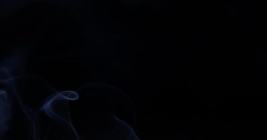 Yavaş yavaş siyah arka plan karşı uzayda yüzer duman.