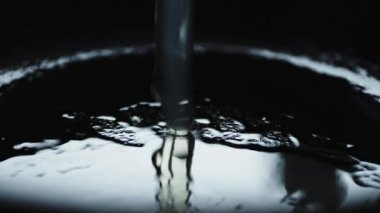 Sıcak tava bırakılan yumurta