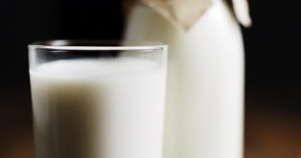 Glas av mjölk — Stockvideo