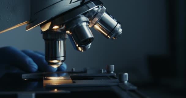 Мікроскоп крупним планом знімок в лабораторії — стокове відео