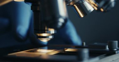 Mikroskop yakın çekim laboratuvarda vurdu