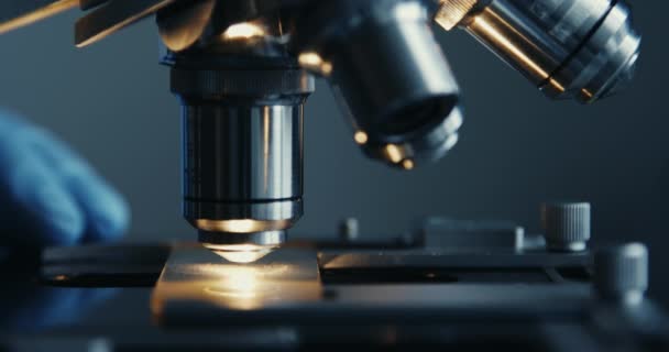 Μικροσκόπιο στενή-up shot στο εργαστήριο — Αρχείο Βίντεο