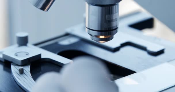 Análise da amostra de ensaio ao microscópio em laboratório . — Vídeo de Stock