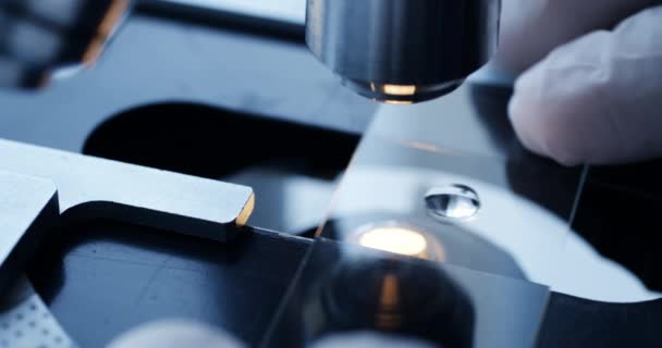 Examen de l'échantillon d'essai au microscope en laboratoire .