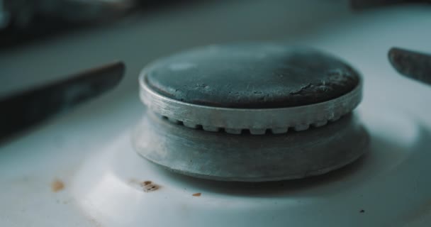 Quemador de estufa encendiendo en llama de cocina azul — Vídeo de stock