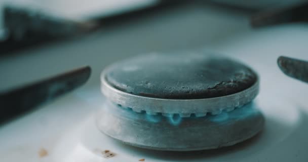 Kachel brander ontsteken in blauwe vlam koken — Stockvideo