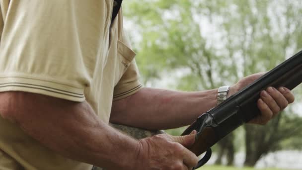 Ο άνθρωπος κάνει έναν πυροβολισμό από ένα κυνήγι τουφέκι — Αρχείο Βίντεο