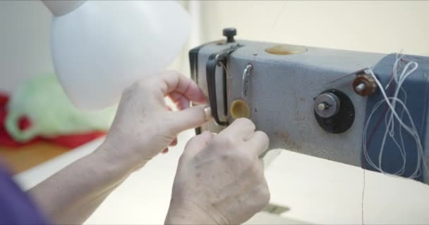 Mujer costurera trabajando en una máquina de coser industrial . — Vídeos de Stock