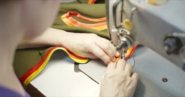 Mujer costurera trabajando en una máquina de coser industrial . — Vídeos de Stock