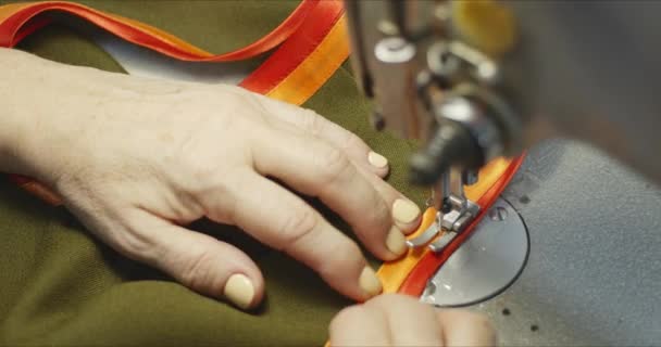 Mujer costurera trabajando en una máquina de coser industrial . — Vídeos de Stock