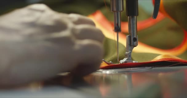 Mujer costurera trabajando en una máquina de coser industrial . — Vídeo de stock