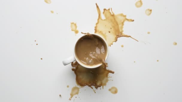 Socker faller i kaffekopp — Stockvideo