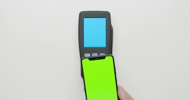 Pagamento sem contato para pagar por smartphone com tecnologia nfc — Vídeo de Stock