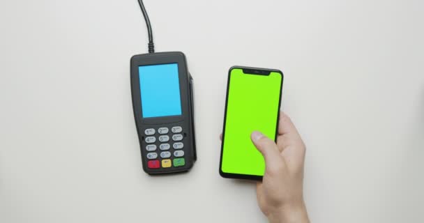 Kontaktloses Bezahlen per Smartphone mit nfc-Technologie — Stockvideo