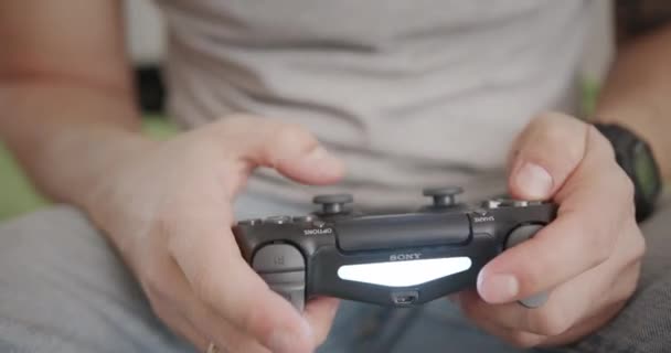 Чоловік грає у відеогру з ігровою приставкою 4 — стокове відео